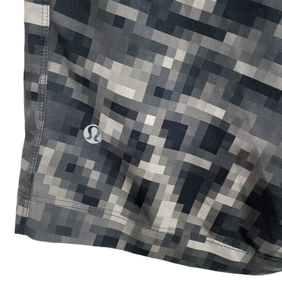 LuLuLemon Patterned Activewear Shorts - Picture 3 of 4